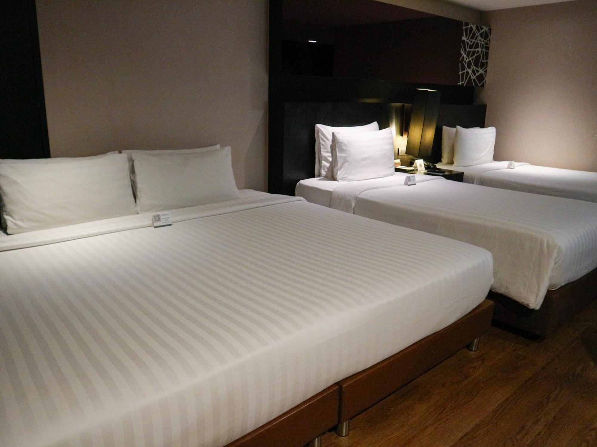 Golden Tulip Mandison Suites Bangkok Exterior photo